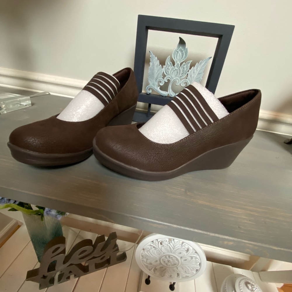 Skechers wedge shoe. Brown. Vegan leather